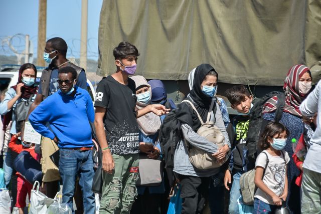 Περισσότεροι από 900 πρόσφυγες μεταφέρονται από τα νησιά στην ηπειρωτική Ελλάδα