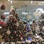 Ανοίγουν τα καταστήματα με αμιγώς χριστουγεννιάτικα είδη – Με ποιον