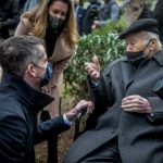 Η-συγκινητική-ανάρτηση-Μπακογιάννη-για-τον-93χρονο-επιζήσαντα-του-Άουσβιτς.jpg