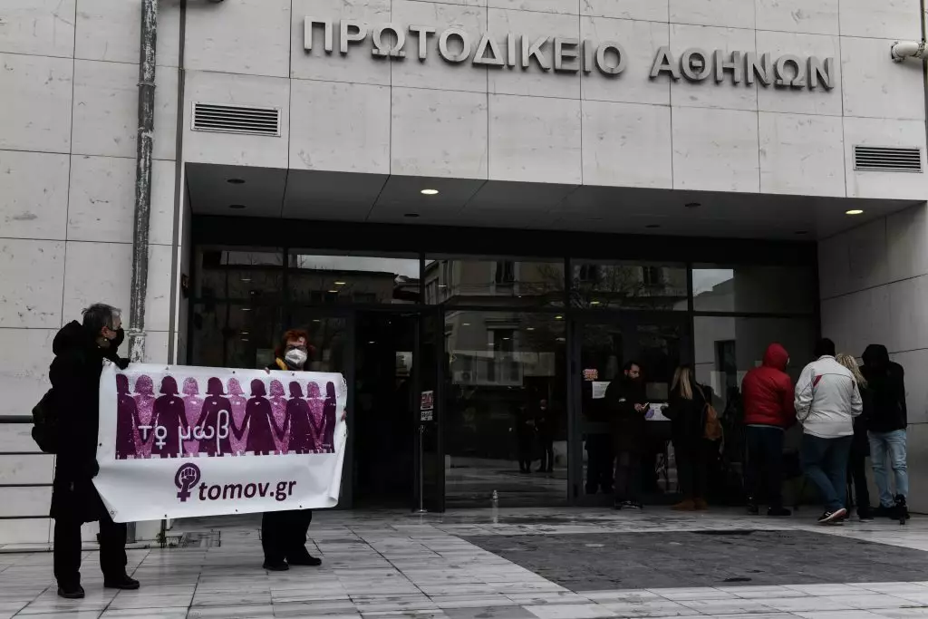 Πρώτη δική για το ελληνικό #metoo: Τετ α τετ με τον φερόμενο ως βιαστή της | mov