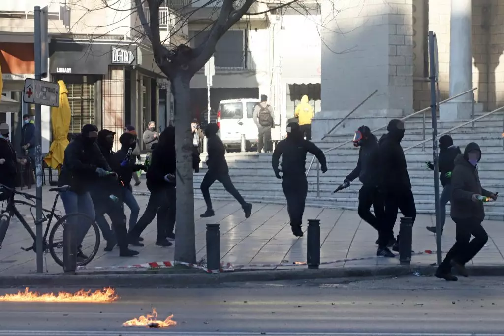 «Βροχή» οι μολότοφ στη Θεσσαλονίκη, πήρε φωτιά διαδηλωτής! | 5480851