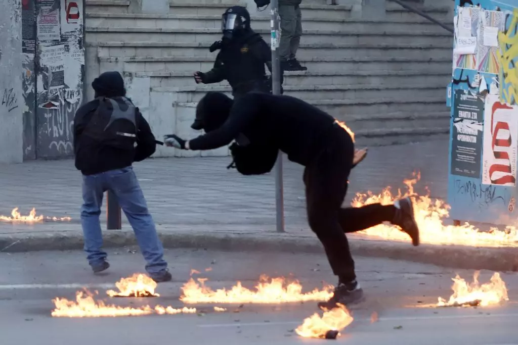 «Βροχή» οι μολότοφ στη Θεσσαλονίκη, πήρε φωτιά διαδηλωτής! | 5480844
