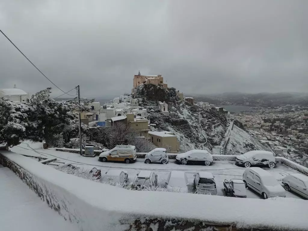 Στα «λευκά» ντύθηκαν τα νησιά μας, Τήνος, Μύκονος, Νάξος και Αμοργός (pics+vids) | xxionia 4