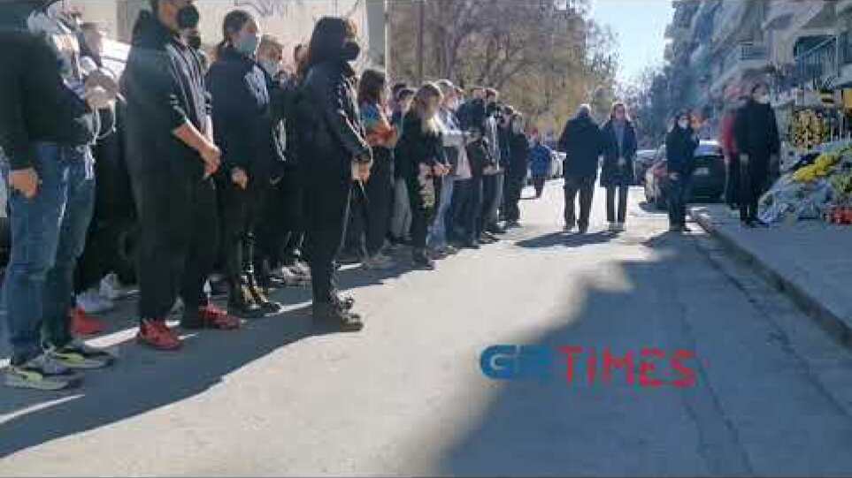 Μαθητές γυμνασίου στο σημείο που σκοτώθηκε ο Άλκης - GRTimes.gr