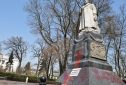 Ουκρανία: Απομακρύνθηκε από το Κίεβο το άγαλμα του σοβιετικού απελευθερωτή από τους ναζί