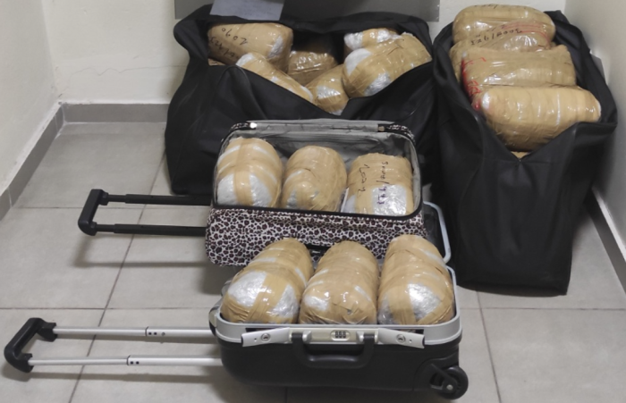 Ηγουμενίτσα: Συνελήφθησαν δύο γυναίκες για μεταφορά 40 κιλών κάνναβης (φωτο) 1 Screenshot 77