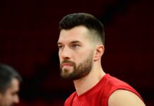 Ο Ολυμπιακός έκοψε τούρτα στην προπόνηση για τον Άλεκ Πίτερς