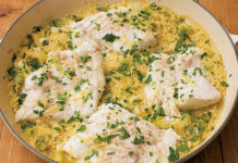 Φιλέτο ψαριού με σπανάκι και κριθαράκι