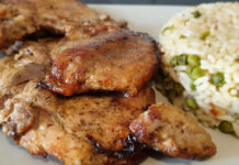 Ζουμερές μπριζόλες με ρύζι στο φούρνο: Το πιο εύκολο και χορταστικό γεύμα