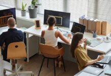 Μπέιμπι μπούμερ: Παραγκωνίζουν τη νέα γενιά;