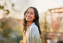 Single, αλλά όχι μόνη: Τι σημαίνει αυτό το “status” σήμερα;