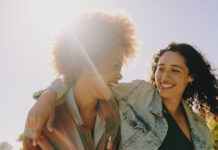 Πώς η φιλία προστατεύει τον έρωτα από την ασφυξία