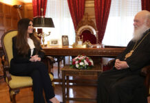 Στην Αρχιεπισκοπή η Κίμπερλι Γκιλφόιλ: Η αποκάλυψη για το τηλεφώνημα στον Ιερώνυμο και η χαρά του γιού της που θα πηγαίνει στην εκκλησία