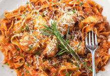 Κοτόπουλο κρασάτο κοκκινιστό με ζυμαρικά