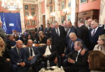 Πηγαδάκι Μητσοτάκη με βουλευτές στο καφενείο της Βουλής: Η κολλημένη βελόνα, και ποιος θα «σουβλιστεί» στις εκλογές