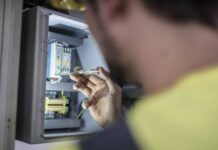 ΔΕΔΔΗΕ: «Τσουνάμι» καταγγελιών για αυθαίρετα πρόστιμα ρευματοκλοπής