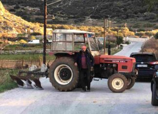 Αμοργός: Ο μοναδικός αγρότης με τρακτέρ έκανε μπλόκο και έκλεισε δρόμο (φωτο)
