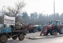 Αγρότες: Αποφάσισαν να συνεχίσουν τις κινητοποιήσεις τους