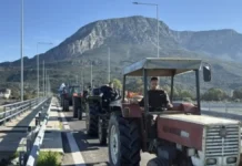 Ανυποχώρητοι οι αγρότες μετά το κάλεσμα Μητσοτάκη για διάλογο – Νέο μπλόκο στην γέφυρα του Εύηνου