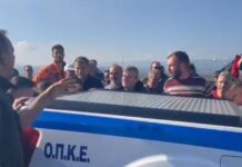 Ένταση σε νέο μπλόκο στην Καλαμάτα: Οι αγρότες προσπάθησαν να τουμπάρουν αυτοκίνητο της αστυνομίας