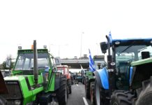 Σκληραίνουν τη στάση τους οι αγρότες: Μπλόκα και σε παράδρομους, επόμενος στόχος λιμάνια και αεροδρόμια