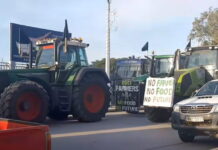 Μπλόκα αγροτών: Έφτασαν τα πρώτα τρακτέρ στον Βόλο για να αποκλείσουν το λιμάνι – Ισχυρές δυνάμεις των ΜΑΤ στην περιοχή