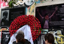 Αλέξης Γρηγορόπουλος: Πορεία μνήμης στο κέντρο της Αθήνας – Αφήνουν λουλούδια στο σημείο όπου δολοφονήθηκε