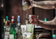 Έφοδος της ΕΛΑΣ σε νυχτερινά κέντρα στην Αθήνα που πωλούσαν αλκοόλ σε 7 ανήλικους – Συνελήφθησαν 2 υπεύθυνοι