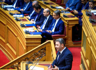 «Χαμόγελα» στο ΠΑΣΟΚ για την παρουσία Ανδρουλάκη στη Βουλή: Η «ανακύκλωση» επιδομάτων, οι «Μεσσίες» και το κρασάκι στην Καισαριανή