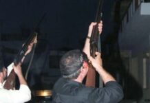 Χανιά: Με πυροβόλα το άναμμα του δέντρου στους Κάμπους – Πυροβόλησαν κατά ριπάς