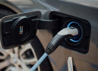 Οι πιέσεις έπιασαν τόπο – Δεν θα απαγορευθούν οι κινητήρες εσωτερικής καύσης από το 2035