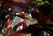 Αλέξανδρος Γρηγορόπουλος: Λουλούδια και μουσική στο μνημείο – Η ανακοίνωση της ΕΛΑΣ για τα επεισόδια