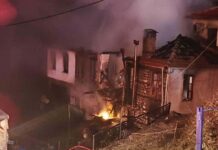 Φωτιά στο Ανήλιο Μετσόβου: Κάηκαν δυο σπίτια, απεγκλωβίστηκε μια ηλικιωμένη