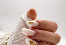 Gold almond nails: Το πιο κομψό μανικιούρ για τα Χριστούγεννα και την Πρωτοχρονιά