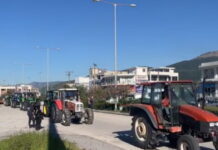 Στο λιμάνι της Ηγουμενίτσας έφτασαν οι αγρότες με τα τρακτέρ