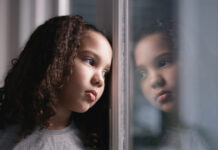 Πώς η αυστηρότητα μαθαίνει στα παιδιά να «κρύβονται» – και τι να κάνεις αν συμβαίνει αυτό