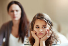 Το παιδί δεν σε ακούει; Οι 5 φράσεις που θα αλλάξουν τα πάντα στην επικοινωνία σας