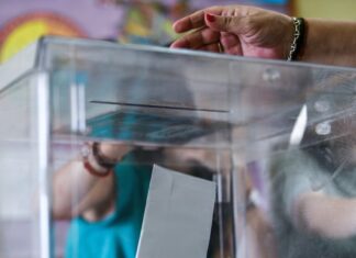 Δημοσκόπηση MRB: Πρώτη η ΝΔ με υπερδιπλάσια διαφορά από το ΠΑΣΟΚ – Τι απαντούν οι πολίτες για Σαμαρά, Τσίπρα, Καρυστιανού