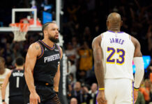 «Τρελό» φινάλε στο Σανς – Λέικερς: Ο Ντίλον Μπρουκς πανηγύρισε σπρώχνοντας τον Λεμπρόν Τζειμς και ο «Βασιλιάς» πήρε το ματς μετά από «θρίλερ»