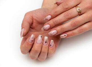 Νύχια: Τα μανικιούρ που θα εντυπωσιάσουν τους πάντες στα γιορτινά πάρτι