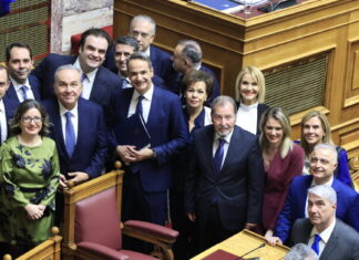 «Μασάζ» Μητσοτάκη σε βουλευτές της ΝΔ το μεσημέρι στο Μέγαρο Μαξίμου: Η προτροπή, το αίτημα προς τους αγρότες και η πρόταση για διακομματική επιτροπή