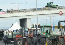 Τα μπλόκα των αγροτών «κόβουν» την Ελλάδα στα δύο: Κλείνουν και παράδρομους, ετοιμάζονται για λιμάνια