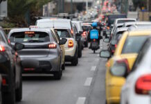 Πειραιάς: Οδηγός αυτοκινήτου ξυλοκόπησε ντελιβερά για την προτεραιότητα