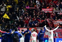 Καϊράτ Αλμάτι – Ολυμπιακός: Οι πανηγυρισμοί των οπαδών με τους ερυθρόλευκους παίκτες για το «διπλό» στο Champions League