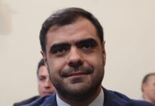 Παύλος Μαρινάκης: Ενημέρωση «Christmas edition» για χριστουγεννιάτικες ταινίες και το «αιώνιο» δίλημμα μελομακάρονο ή κουραμπιές