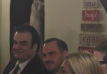 Ο Κυριάκος Πιερρακάκης σε ταβέρνα με το οικονομικό επιτελείο και δημοσιογράφους μετά τη ψήφιση του Προϋπολογισμού