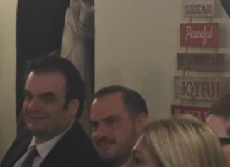 Ο Κυριάκος Πιερρακάκης σε ταβέρνα με το οικονομικό επιτελείο και δημοσιογράφους μετά τη ψήφιση του Προϋπολογισμού