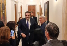 Κυριάκος Πιερρακάκης: Συγχαρητήρια και αγκαλιές για την προεδρία του Eurogroup – Όσα έγιναν πριν μπει στην ολομέλεια της Βουλής