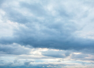 Συννεφιασμένος ο καιρός με ασθενείς βροχές