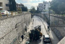 Νέα Φιλαδέλφεια: Γερανοφόρο έπεσε σε κολόνα και ντελαπάρισε – Στο ένα ρεύμα η κυκλοφορία